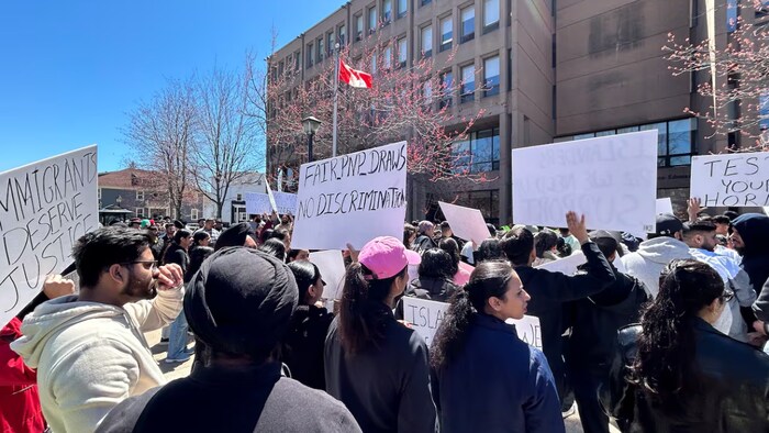 «Les immigrants méritent justice», peut-on lire sur la pancarte d'un manifestant.