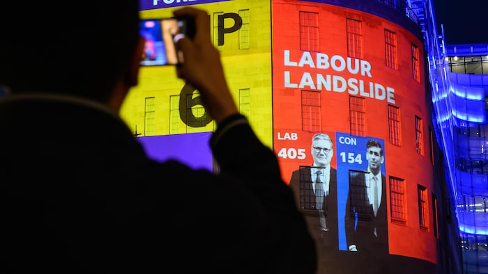 Des mises à jour sur les résultats projetées sur le siège de la BBC, à Londres.