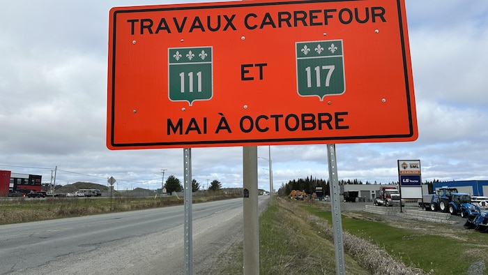 Une pancarte indique les travaux au carrefour giratoire des routes 111 et 117 entre les mois de mai et octobre.