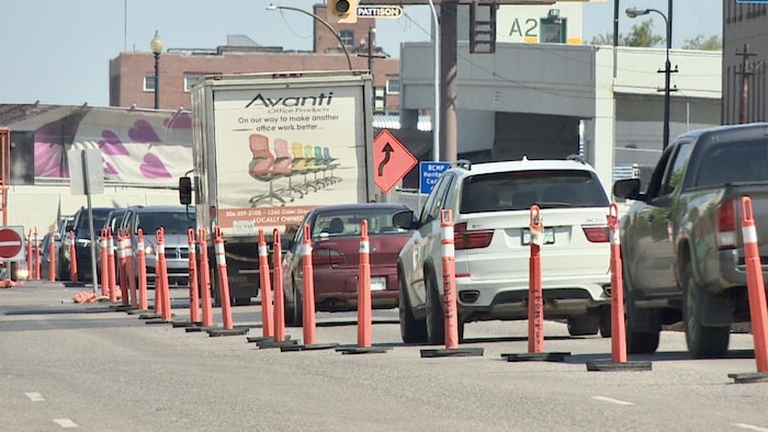 Des automobilistes traversent des travaux de construction au centre-ville de Regina, en Saskatchewan, le 7 juin 2023.