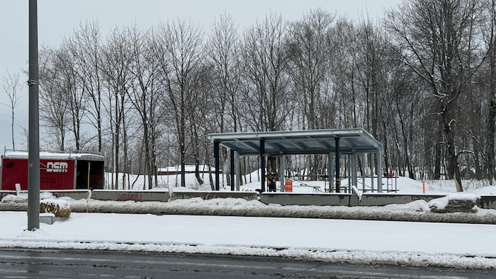 Une abri d'autobus en construction.