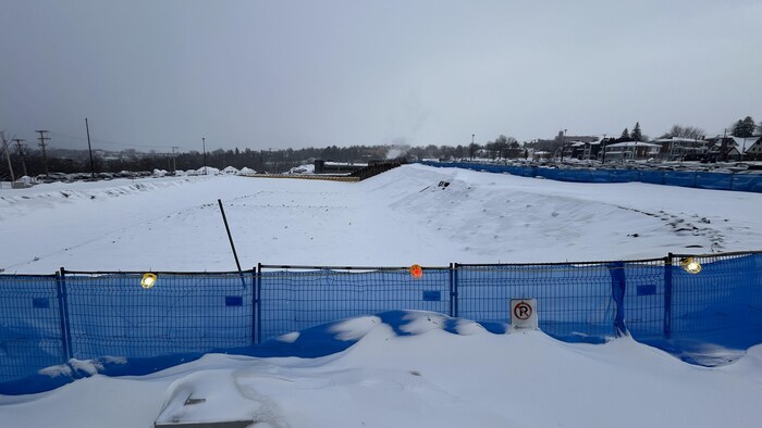 Un site de travaux d'Excavation recouvert de neige.