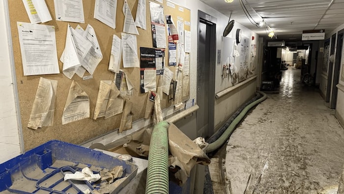 Un couloir de l'hôpital du Dauphin, le 16 juillet, plusieurs semaines après l'inondation de l'établissement. 