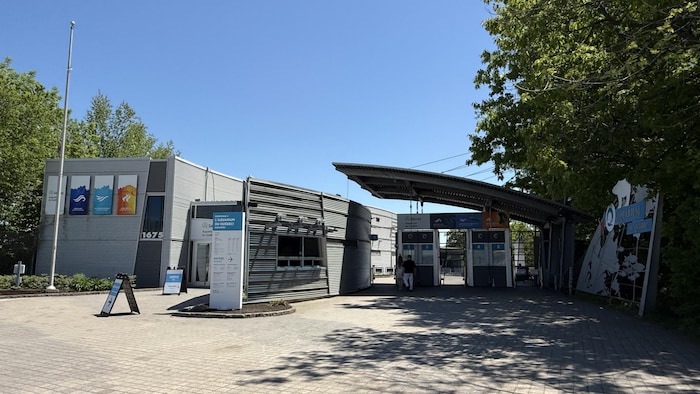 L’entrée de l’Aquarium du Québec en été.