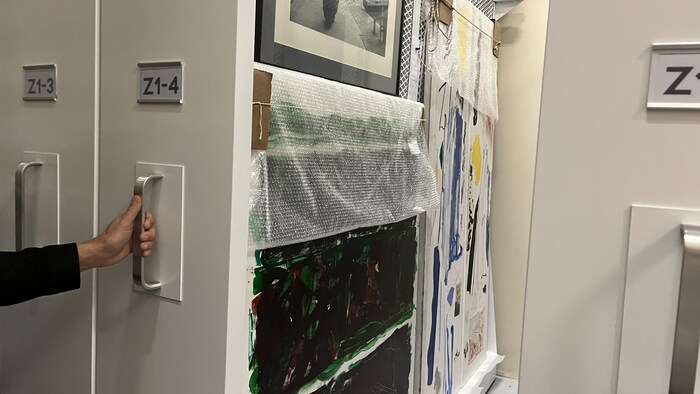 Des œuvres visuelles entreposées dans des classeurs.
