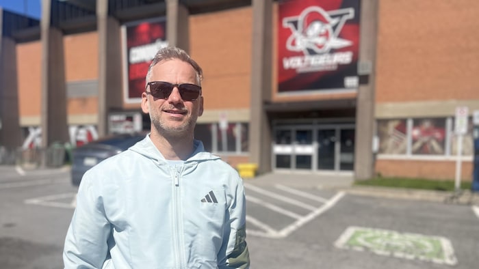 Il prend la pose devant le centre Marcel-Dionne.