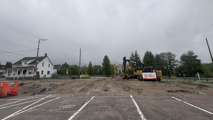 Stationnement vide et en travaux en l'absence du pavillon Nikitoutagan, démantelé pour le futur projet au parc de la Rivière-aux-Sables.