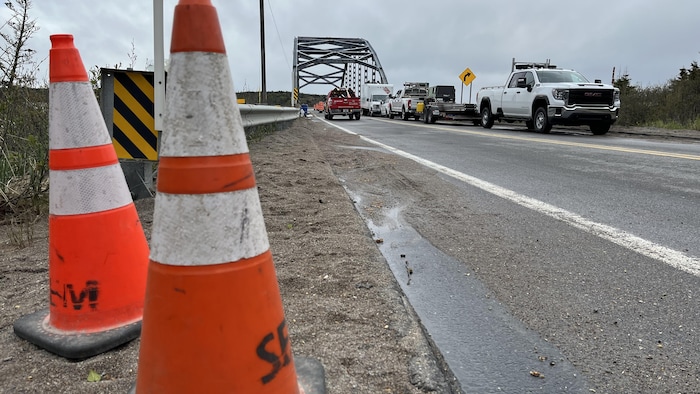 Des cônes orange devant la zone de travaux du pont Touzel.