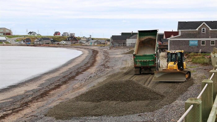 Du gravier déchargé sur la plage du site historique de La Grave et de la machinerie.