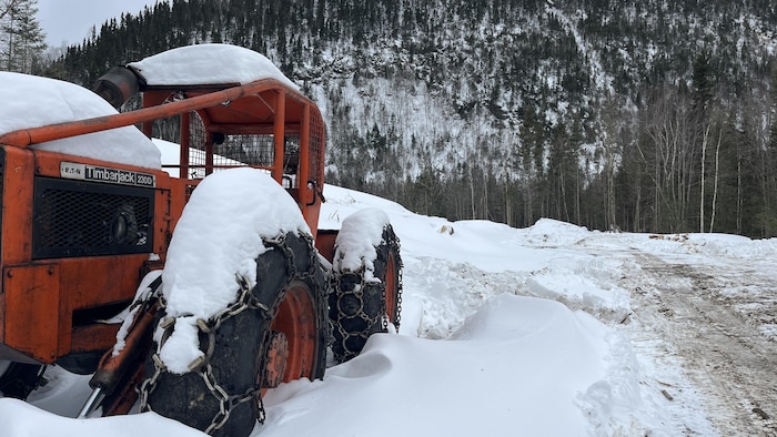Un tracteur dans la neige.