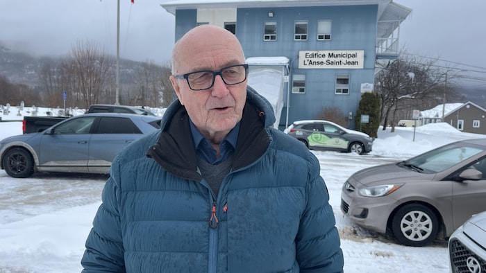 André Simard parle devant l'hôtel de ville en hiver.