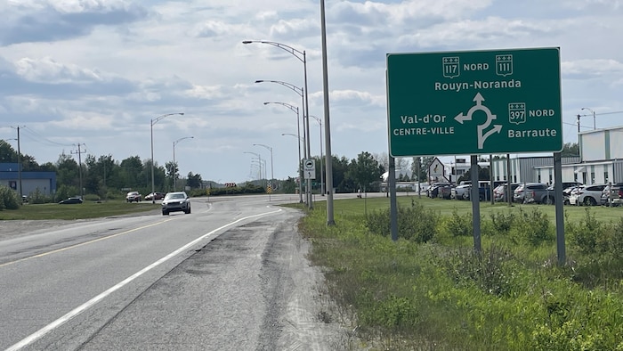 Une plaque routière.