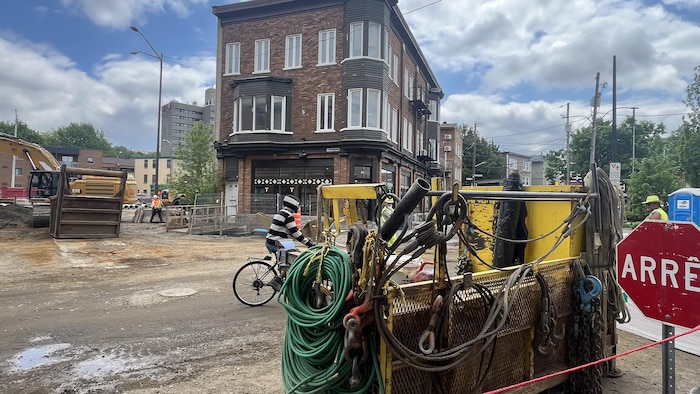 Le coffre d'une grue élévatrice sur un chemin en construction.