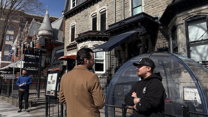 Le propriétaire du restaurant Le Petit Chalet, Gregory Picard et le copropriétaire du Groupe Maestro, Fabio Monti.