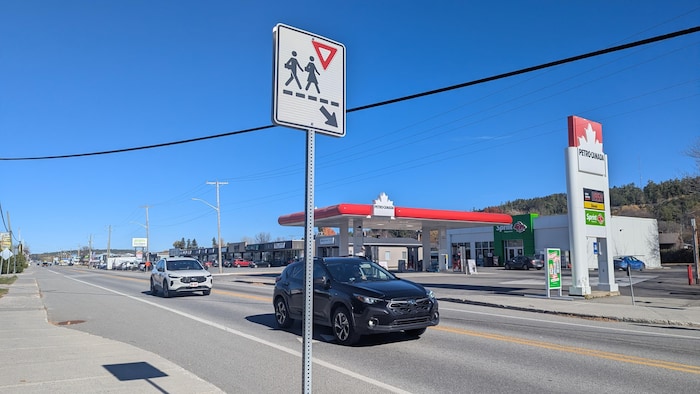 Des véhicules circulent sur la route 101 près d'une station-service.