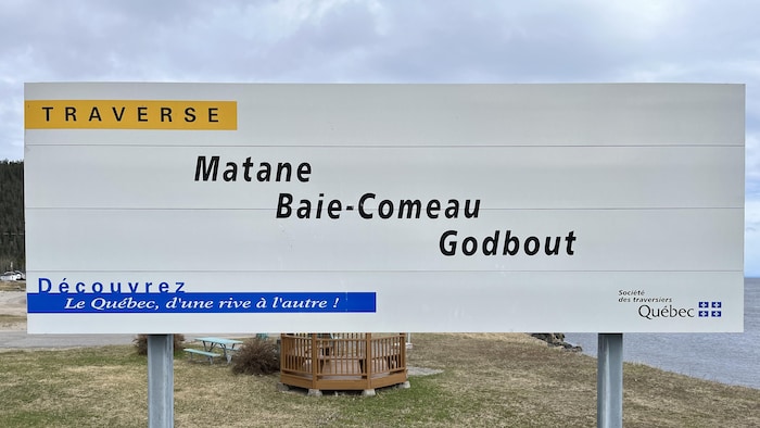 Une affiche qui indique «traverse Matane - Baie-Comeau - Godbout».
