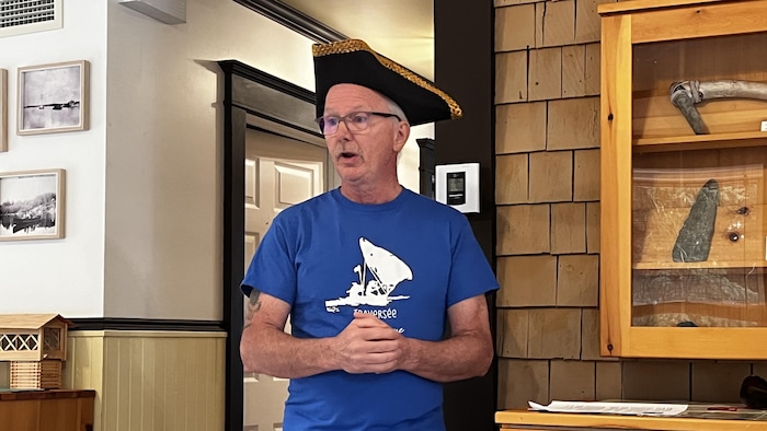 Dwayne Nickerson avec un chapeau de pirate lors du dévoilement de la 9e Traversée Fantastique de Gallichan.