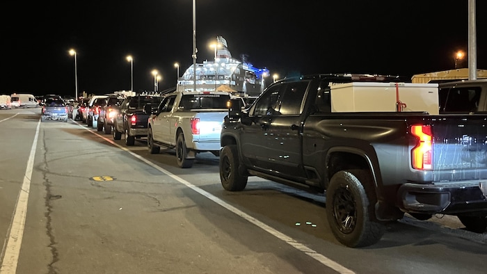 Une file de camionnettes devant le traversier de Cap-aux-Meules.