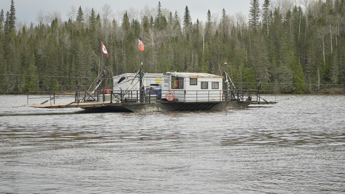 Le traversier sur la rivière Abitibi.