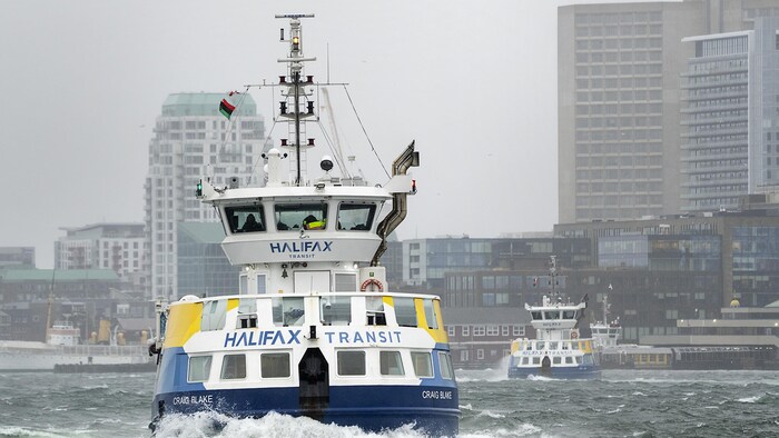 Deux traversiers dans le port d'Halifax le vendredi 18 février 2022.