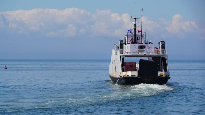Un traversier vogue sur le fleuve Saint-Laurent.