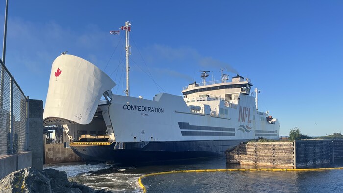 Le traversier prêt pour l'embarquement.