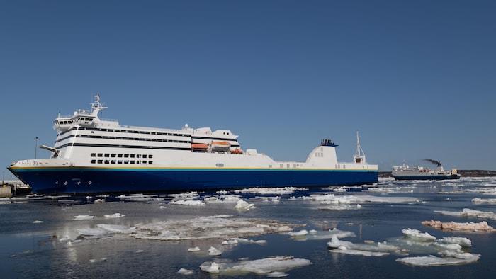 Le traversier sur l'eau, entouré de glaces.