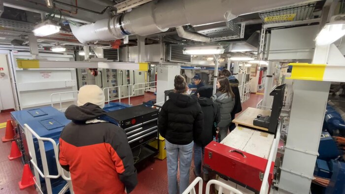 Un groupe visite la salle des machines du traversier F.-A. Gauthier.