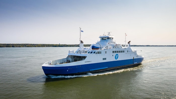 Le traversier NM Saaremaa I sur l'eau. 