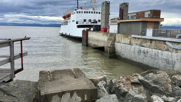 Le traversier au quai de Rivière-du-Loup.