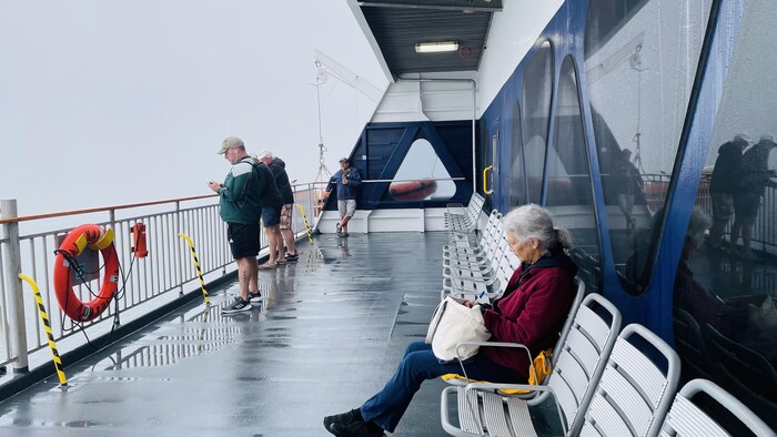 Quatre passagers à l'arrière du traversier.