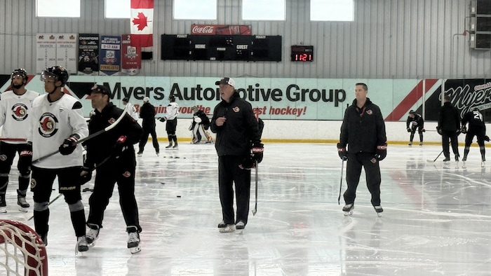 L'entraîneur-chef des Sénateurs d'Ottawa, Travis Green, donne des directives à ses joueurs lors de la première séance sur glace de l'équipe jeudi.
