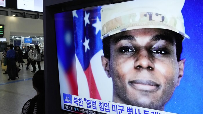 Un écran de télévision montre une image du soldat américain Travis King lors d'une émission d'information à la gare de Séoul, en Corée du Sud, le 27 septembre 2023.