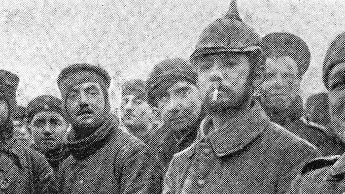 Des soldats fument devant la caméra. 