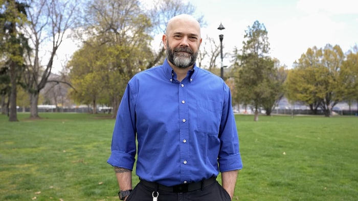 Trevor Freeman dans le parc de la ville de Kelowna, le 15 avril 2026.