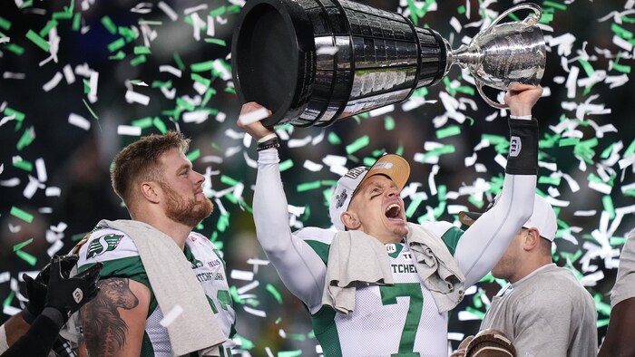 Le quart-arrière des Roughriders de la Saskatchewan, Trevor Harris, soulève la coupe Grey après la victoire de l'équipe, le 16 novembre 2025.