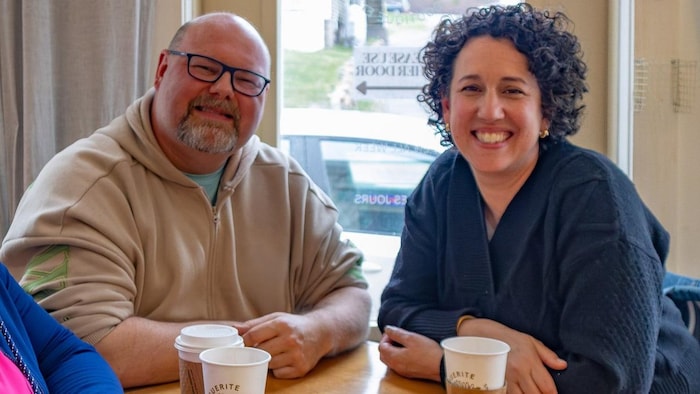Claudia Chender, chef du NPD de la Nouvelle-Écosse, en compagnie de Trevor Poirier, candidat du parti à l'élection partielle de Chéticamp-Margarees-Pleasant Bay