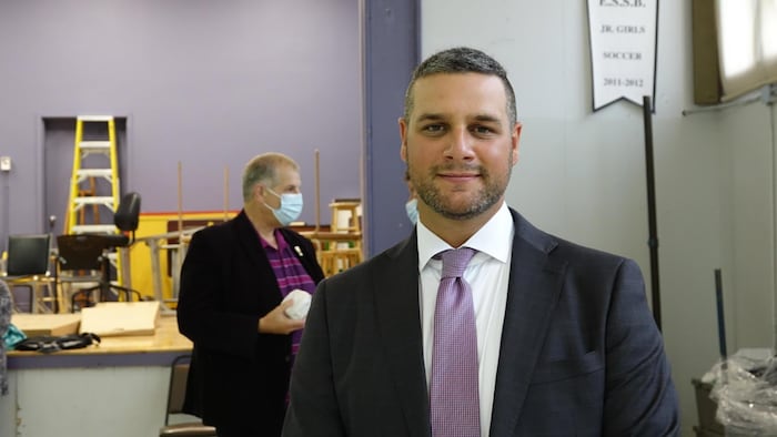 Trevor Renouf sourit à la caméra.