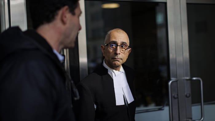 Un portrait de Neville Golwalla devant le tribunal.