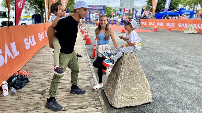 Un homme et trois enfants.