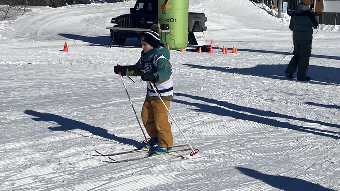 Un jeune garçon en ski de fond.