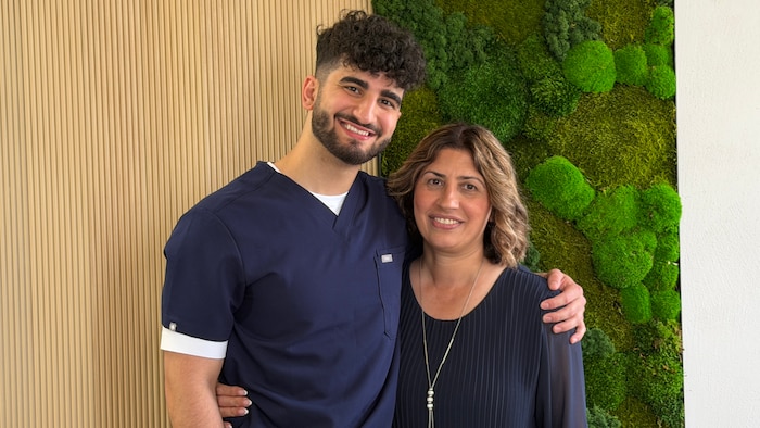 Mony Madlol, étudiant en médecine dentaire, et sa mère, Ban Abood.