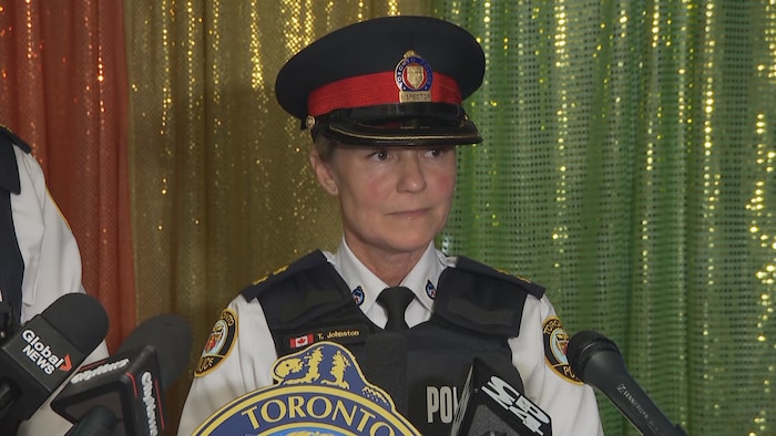 L'agente Tricia Johnston du Service de police de Toronto, lors d'une conférence de presse.
