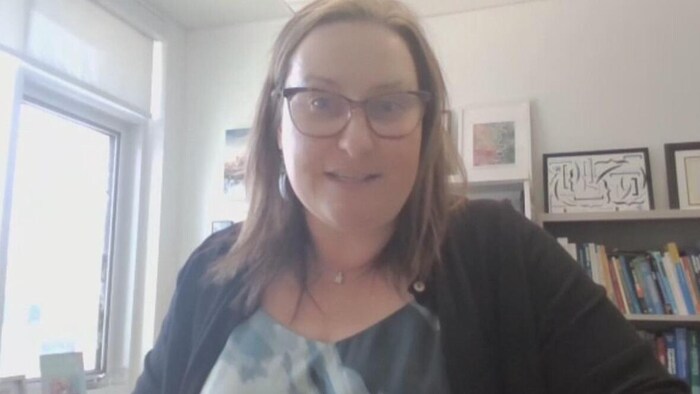 Tricia Stadnyk regardant dans la camera de son ordinateur lors l'un appel vidéo.