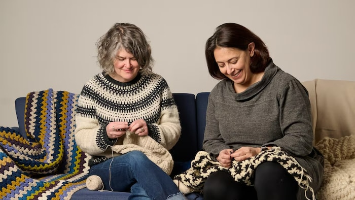 Masey Kaplan et Jennifer Simonic tricotant. 