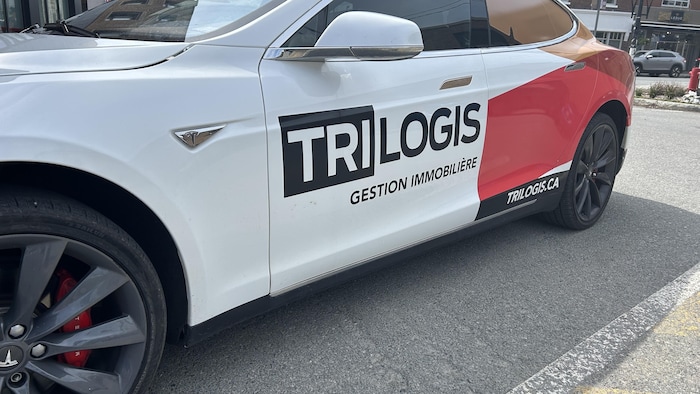 Une voiture de Tri-Logis stationnée.