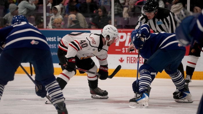 Tristan Delisle lors d'une mise au jeu.