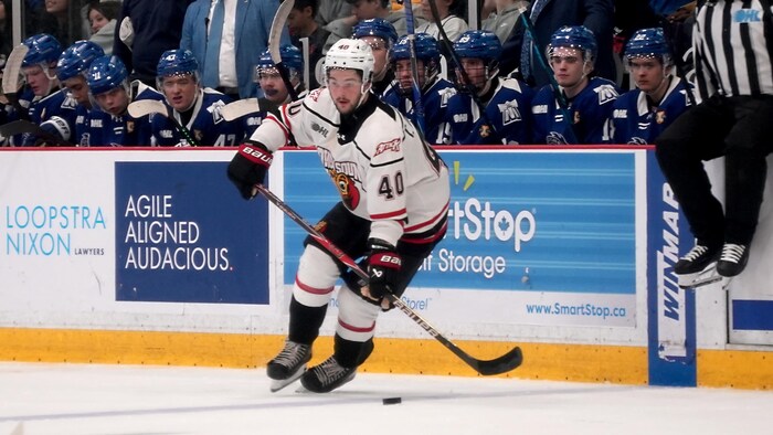 Tristan Delisle sur la glace lors d’une partie de l’Attack d’Owen Sound.