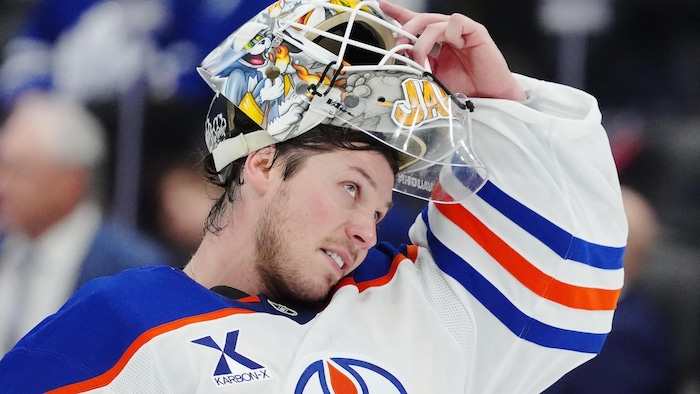 Le gardien Tristan Jarry  ajuste son casque durant une pause lors de la 2e période.