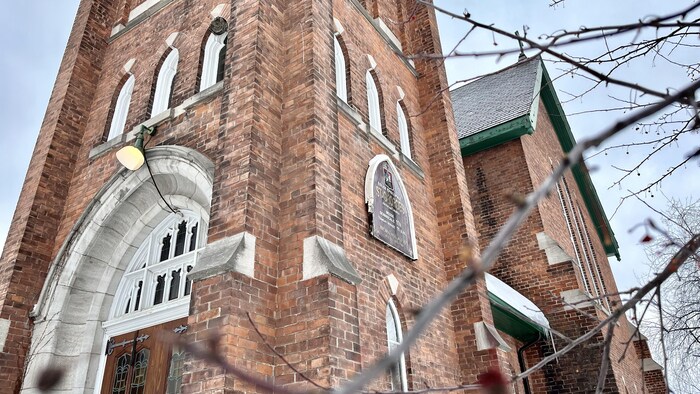 Une église vue de l'extérieur.